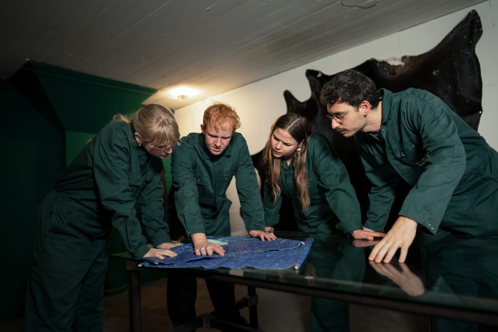 Team lost samen een puzzel op in een escape room in Utrecht