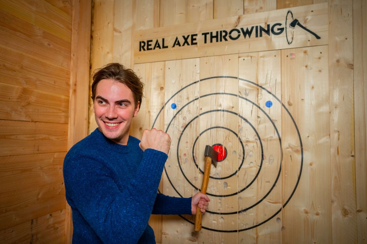 Bijl in het doel na een rake worp bij axe throwing in Utrecht
