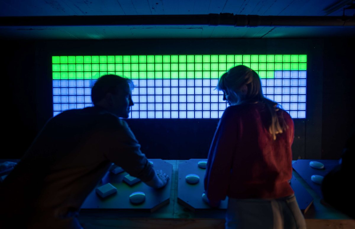 Twee spelers aan het grote lichtscherm van de social games