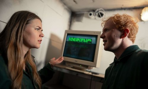 Twee spelers lossen samen een aanwijzing op in een escape room voor 2 personen