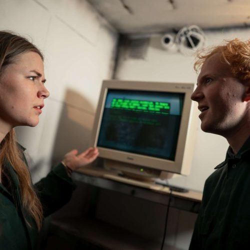 Twee spelers lossen samen een aanwijzing op in een escape room voor 2 personen
