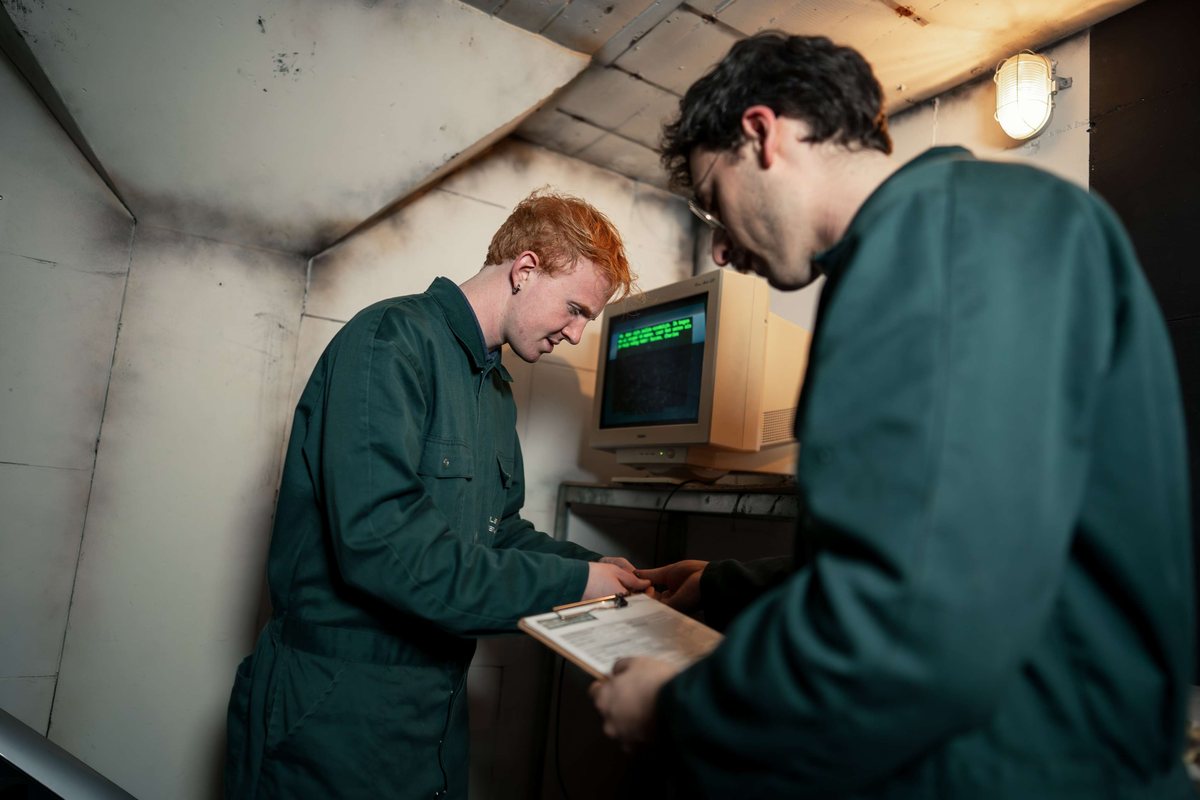 Duo overlegt bij een computerscherm in de escape room in Utrecht