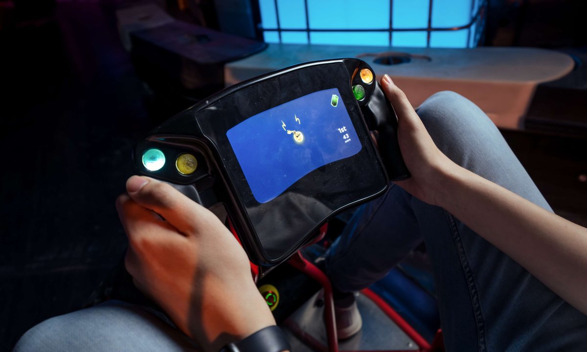 Scherm midden op het stuur van een driftkart met een verzamelde power-up