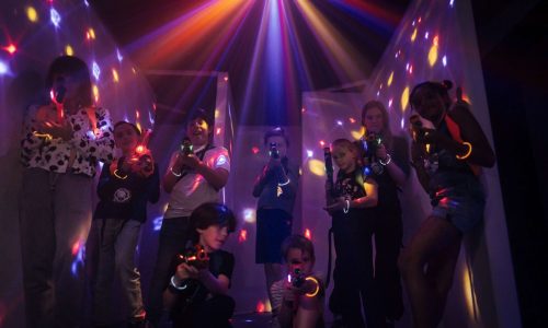 Kinderen met vest en laserpistool tijdens een lasergamen kinderfeestje in Utrecht