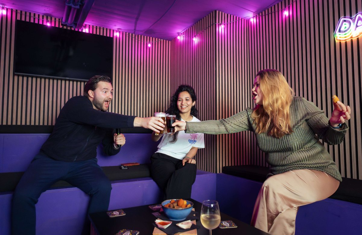 Groep proost tijdens een muziekquiz in Melody Vault Utrecht