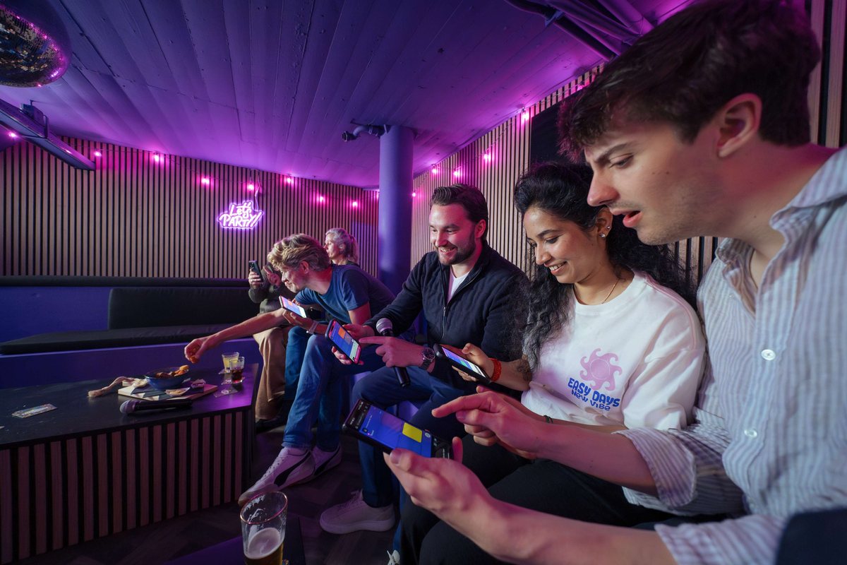 Groep kiest een nummer op de tablet in Melody Vault Utrecht
