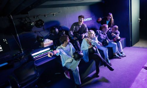 Grote groep krijgt uitleg voor een ronde in de Nox Room in Utrecht