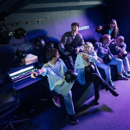 Grote groep krijgt uitleg voor een ronde in de Nox Room in Utrecht