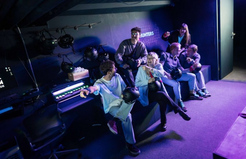 Grote groep krijgt uitleg voor een ronde in de Nox Room in Utrecht