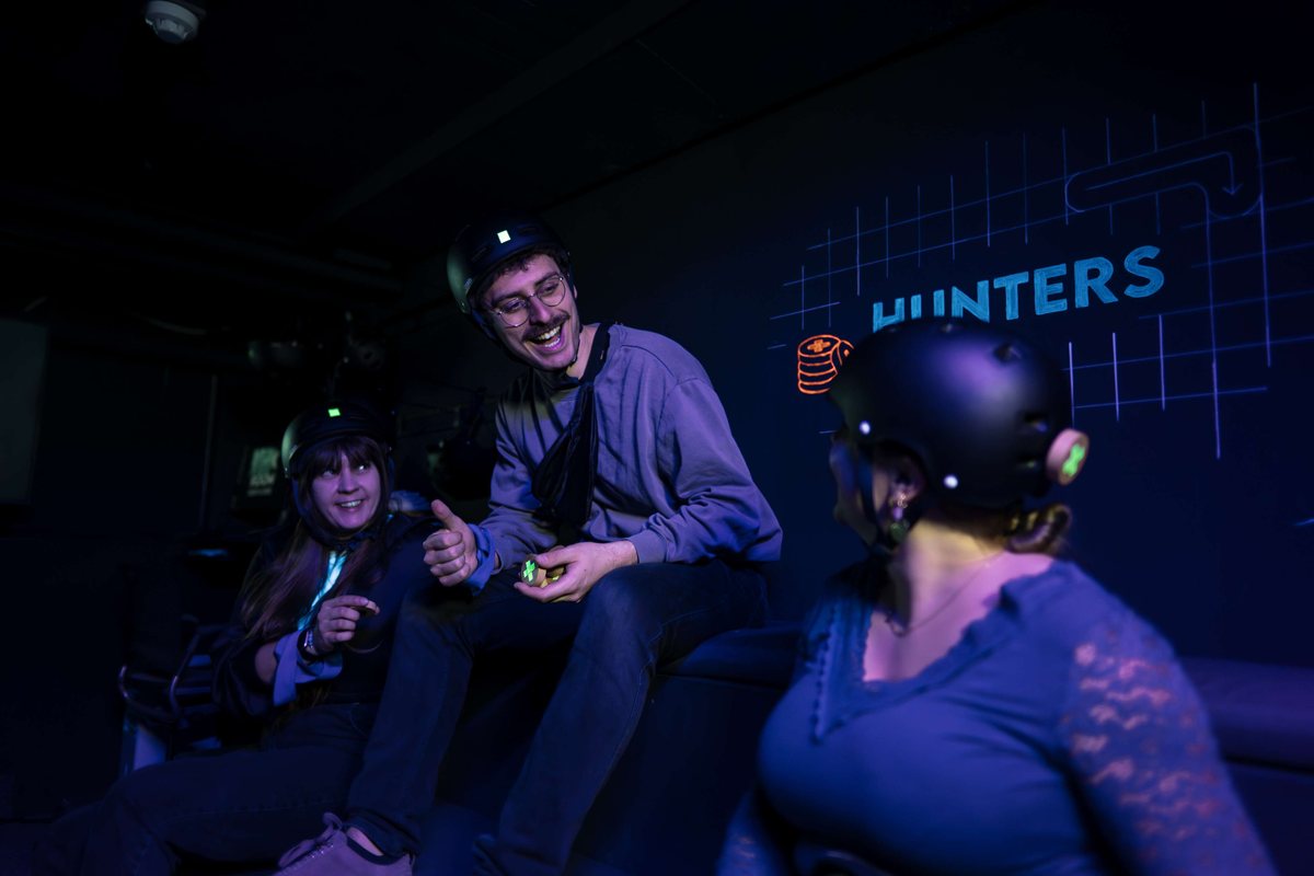 Spelers met helm bij het Hunters-scherm van de Nox Room