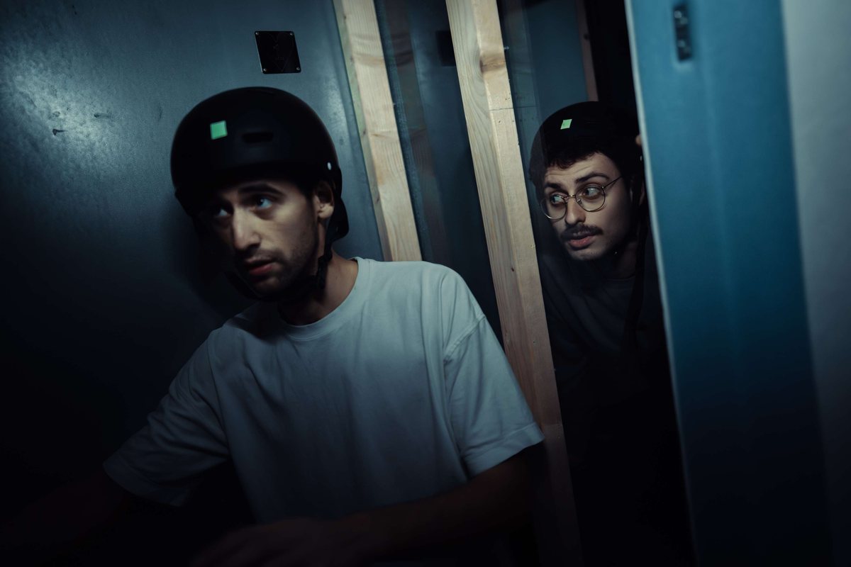 Twee spelers zoeken elkaar in het pikdonkere labyrint van de Nox Room