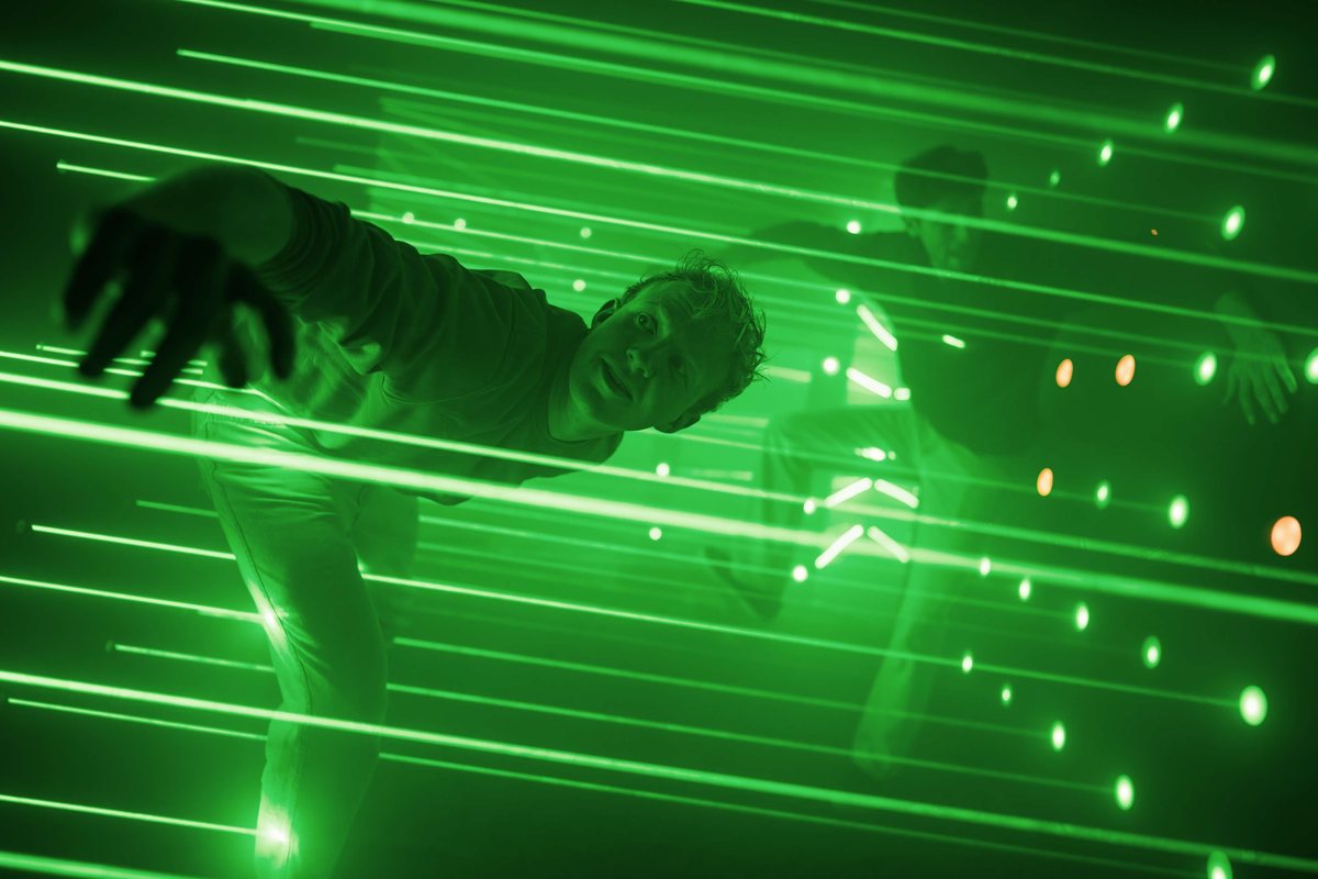Deelnemer beweegt door een laserparcours tijdens de social games in Utrecht
