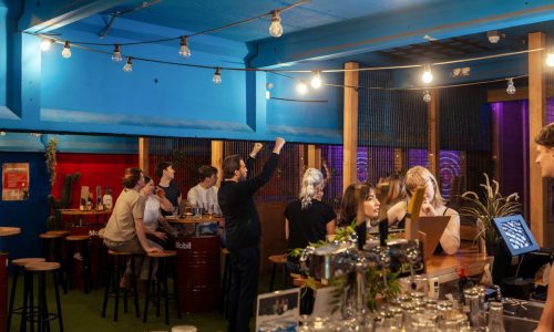 Groepen aan statafels tijdens teambuilding binnen in Utrecht