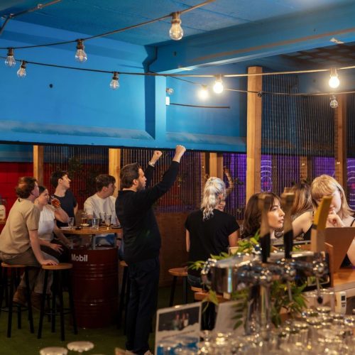 Groepen aan statafels tijdens teambuilding binnen in Utrecht
