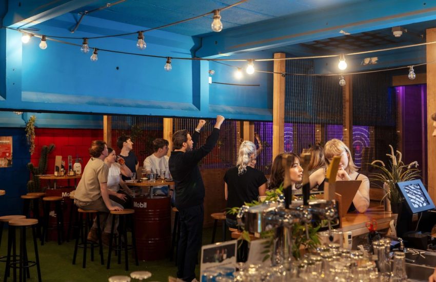 Groepen aan statafels tijdens teambuilding binnen in Utrecht