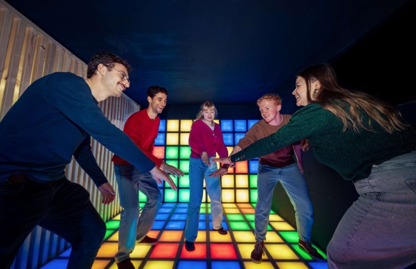Collega's op de interactieve vloer, een van de teamuitje ideeen in Utrecht