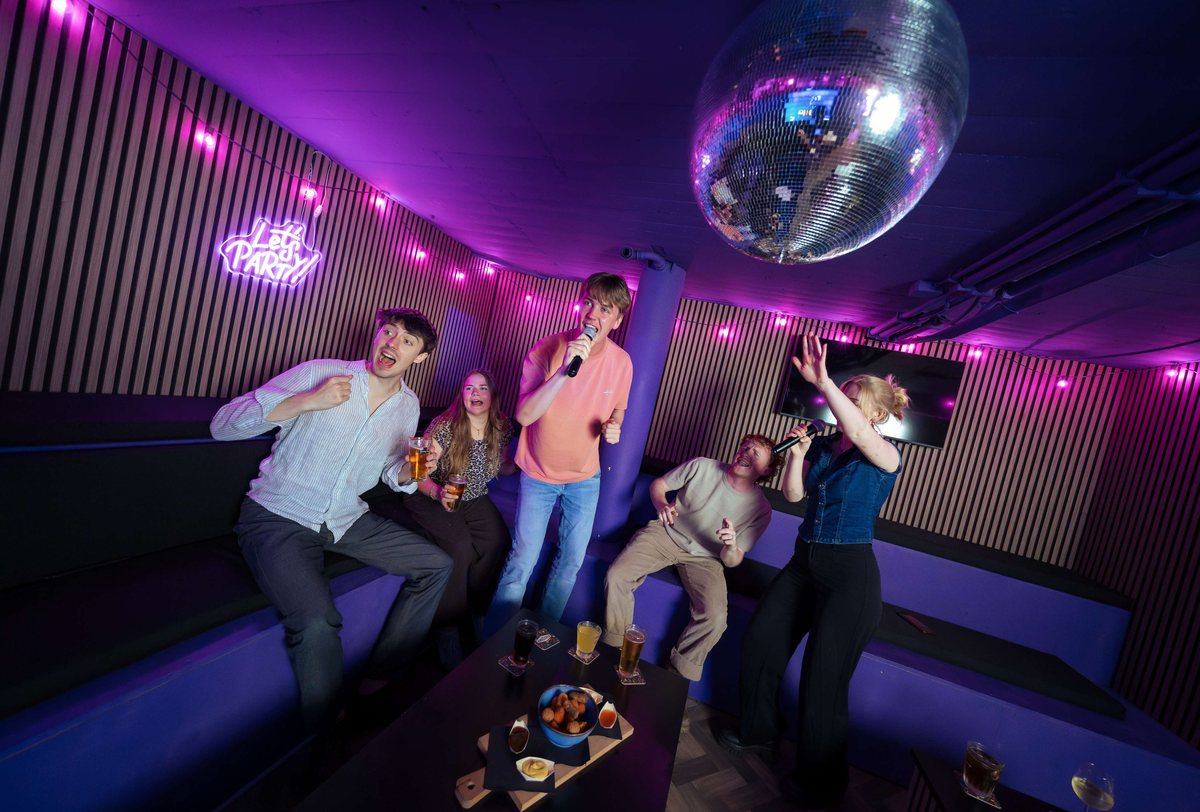 Vriendengroep zingt karaoke in Melody Vault tijdens een vrijgezellenfeest