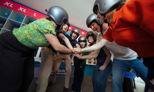 Groep geeft elkaar een high five bij een actief vrijgezellenfeest in Utrecht
