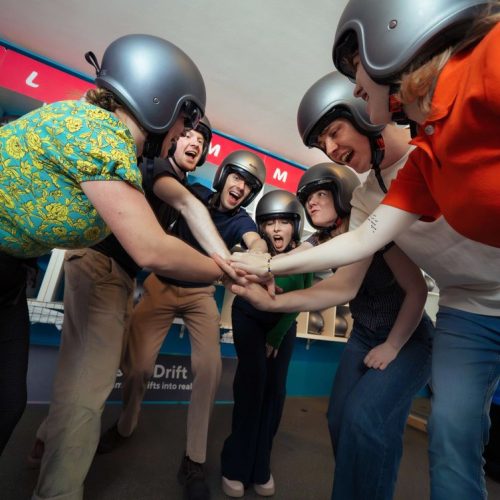 Groep geeft elkaar een high five bij een actief vrijgezellenfeest in Utrecht