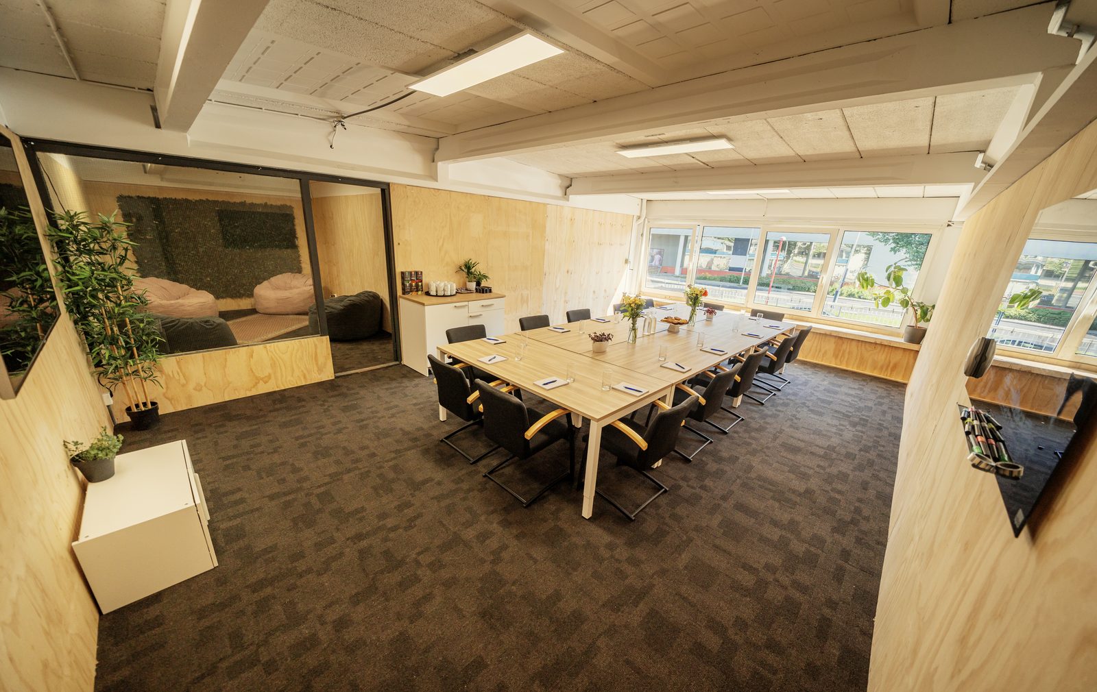 Vergaderruimte De Pol Room in het centrum van Utrecht met lange tafel en daglicht